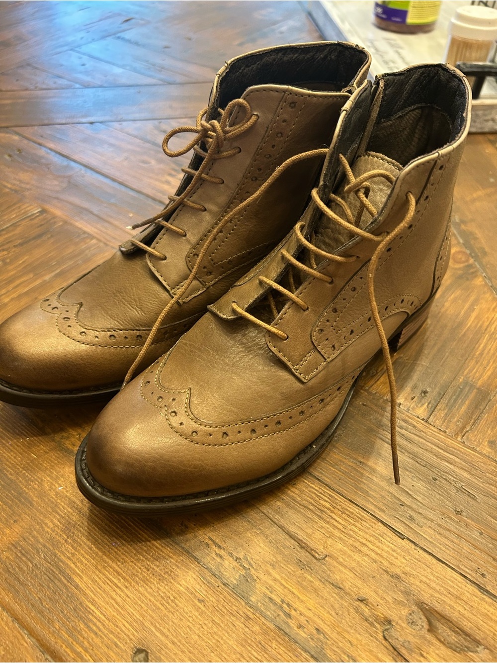 Women’s Tan Leather Chukka Boots with Brogue Detailing